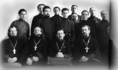 Преподователи и студенты Ленинградской Духовной Семинарии. В центре во втором ряду Алексей Ридигер. 1948 год
