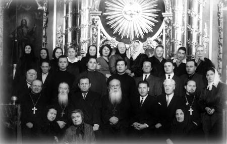 Священнослужители, певчие и служащие Никольского собора. Отец Василий - второй справа во втором ряду