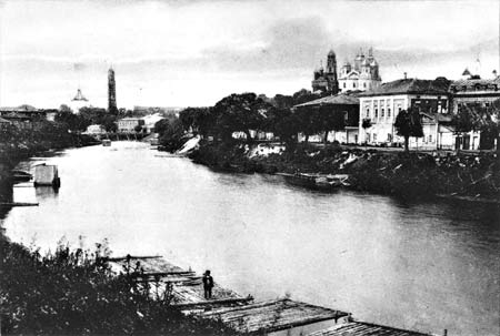 Панорама Болхова. Вид на реку Нугрь, Георгиевскую церковь (слева) и Красную гору (справа)