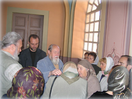 Батюшка с народом в Свято-Троицокм соборе в Иерусалиме