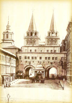 Воскресенские ворота. Фотография из альбома Н. А. Найденова. М., 1884