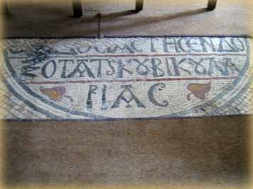 Мозаика с греческой памятной надписью VI века в зале игуменского корпуса