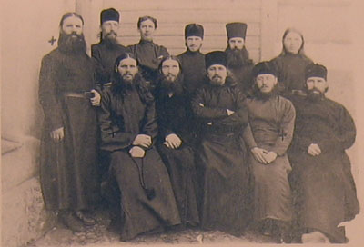 Иеромонах Неофит с братией (фото из архива Ново-Валаамского монастыря)