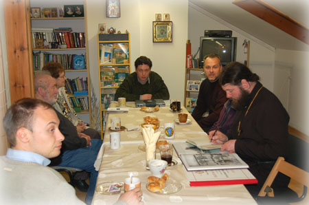 Владимир Левин читает лекцию в офисе Иеруслимского отделения ИППО