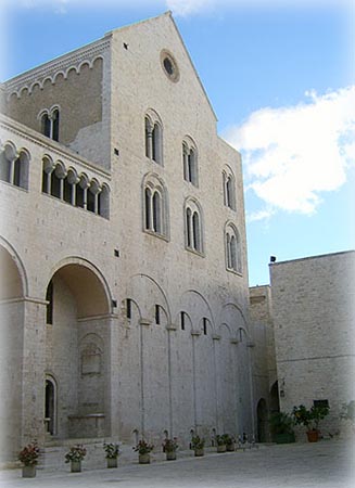 Внутренний двор базилики свт. Николая в Бари