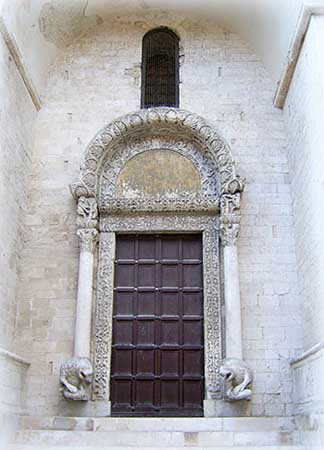 Одни из врат базилики свт. Николая в Бари