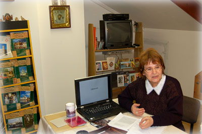 Ученый секретарь Иерусалимского отделения ИППО Татьяна Тыжненко читает лекцию в офисе Общества